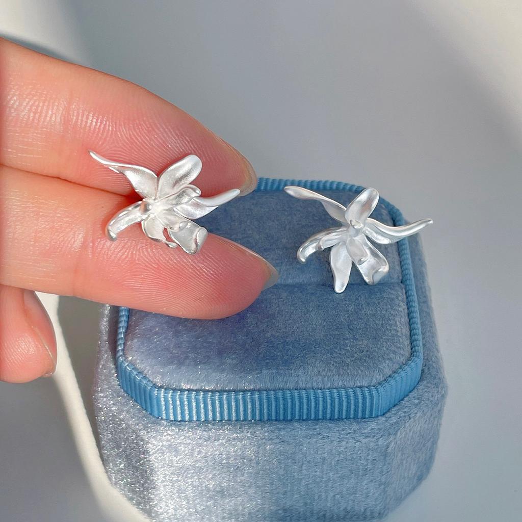 Exquisite and Sweet Wind Iris Stud Earrings, High-end Sense and Unique Temperament Silver Needle Earrings, Light Luxury Mori New Stud Earrings