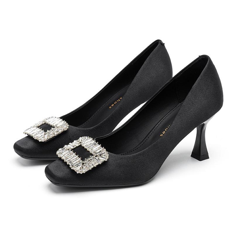 Туфли на шпильке с квадратным носком и стразами. Туфли с квадратной пряжкой. Женские туфли в корейском стиле из шелка и атласа с неглубоким носком. Однотонные повседневные туфли на высоком каблуке.