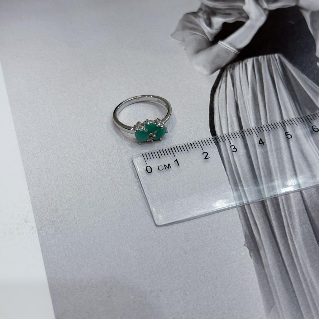 Серебряное кольцо с натуральным изумрудом, фианитами, вес изделия 2,4 гр (2172291)