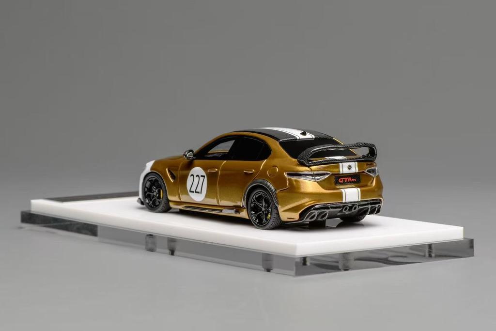 Freestyle MOTORHELIX Alfa Romeo Giulia GTAm Охра GT Золотистая Отделка Модель MH64009OG 1/64