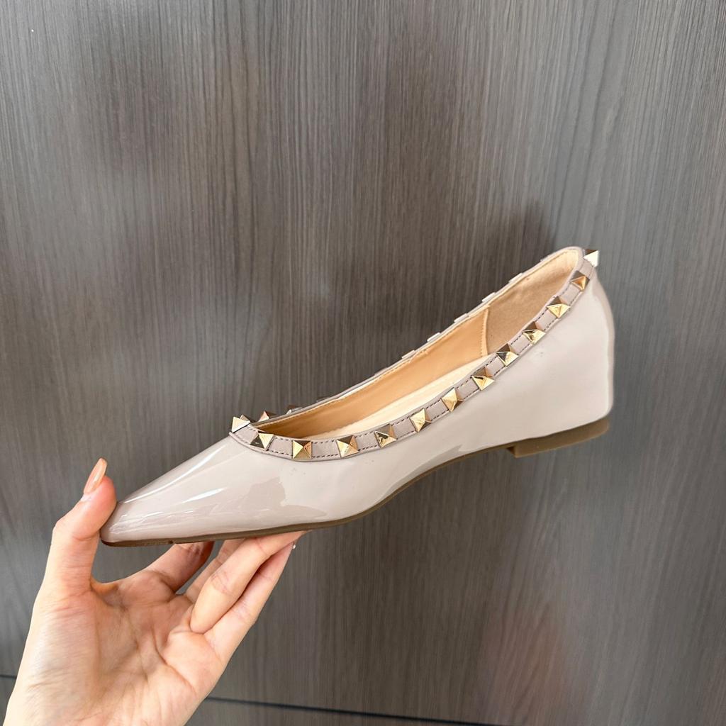 2025 New Spring and Autumn Rivet Pointed Single Shoes Flat Bottom Willow Shallow Mouth Comfortable Patent Leather Shoes Flat Soft Sole Women's Shoes