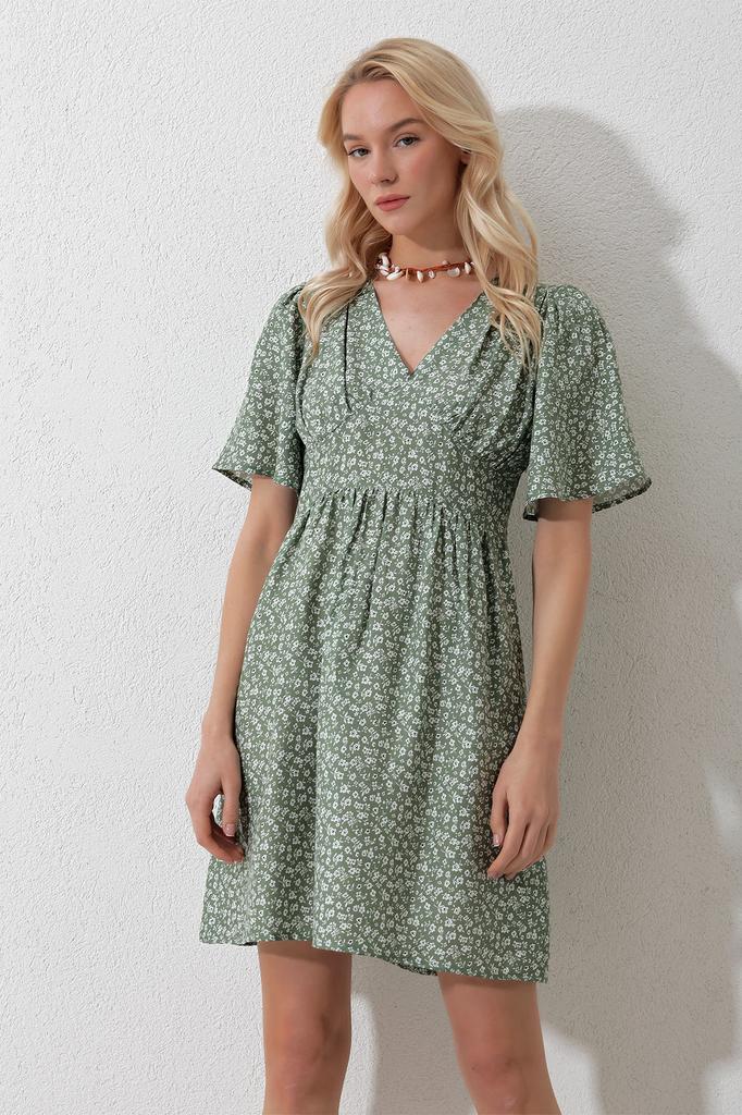 Женское платье, новый сезон, модное черное тканое платье с v-образным вырезом и короткими рукавами, юбка с цветочным узором и воланами