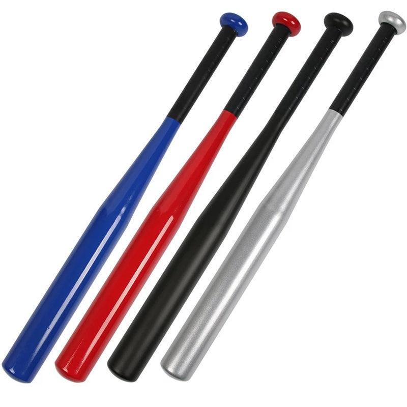 Бейсбольные биты из легированной стали. Студенты тренируются с бейсбольными битами.