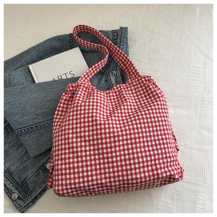 Стильная женская сумка с цветными блоками: Нишевый дизайн, большая вместимость, универсальная повседневная наплечная сумка-тоут.