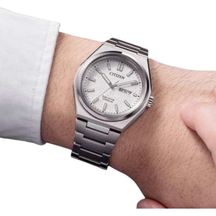Citizen Интегрированный Super Titanium™ Водонепроницаемость 100 м Кварцевый механизм с питанием от света Ремешок из Super Titanium AW0130-85A