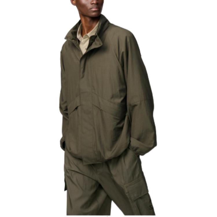 Uniqlo Коллаборация Клэр Уэйт Келлер Серия C Молния Двойной карман Стойка Воротник Эластичный подол Свободная Однотонная Куртка Мужские куртки Оливковый 476196-56