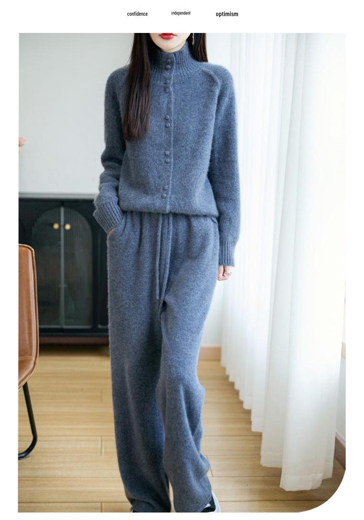 Three-Strand Thick Knit Half-High Collar Button-Up Cardigan - Women's Autumn/Winter 2025 Collection.