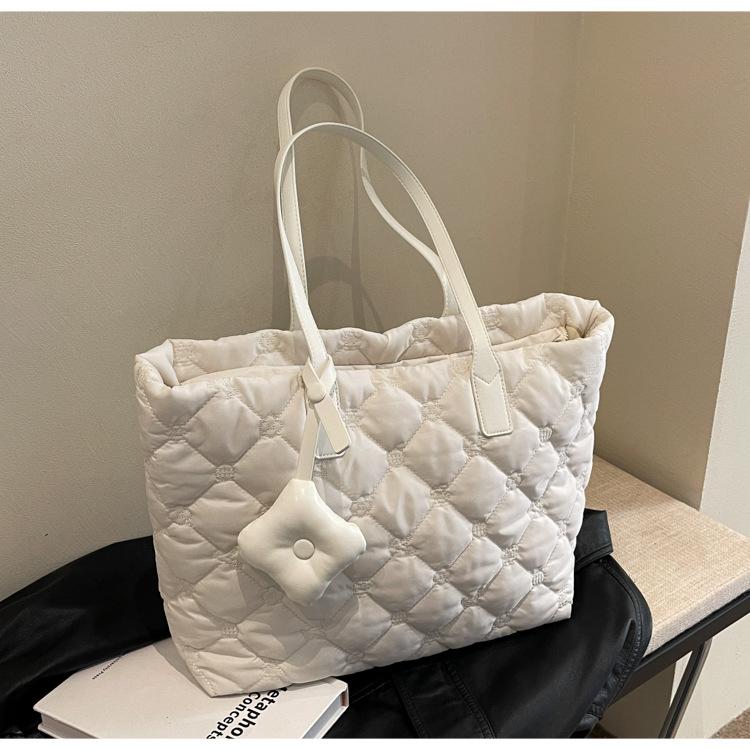 Light cotton clothes bag women's 2025 new large-capacity commuter shoulder armpit bag fashionable versatile diamond tote bag
