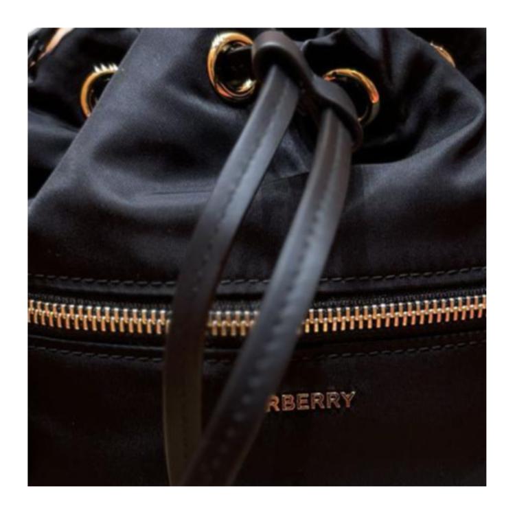 Burberry Мини сумка-тоут на завязке с полированной металлической фурнитурой Нейлоновая сумка Женские сумки Черный 81092671