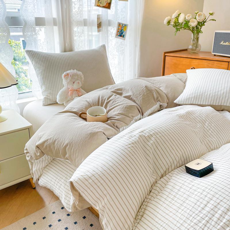 Минималистичный комплект постельного белья из стиранного хлопка: Трехпредметный комплект для общежитий, включает простыню, пододеяльник и четыре наволочки