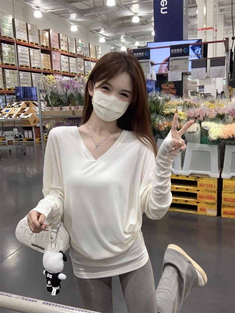 Korean V-Neck White Long Sleeve T-Shirt for Women – Autumn/Winter Relaxed Fit Base Layer with Cinched Waist