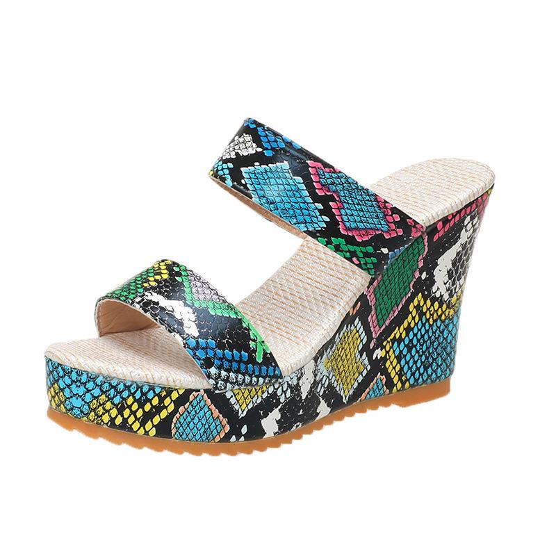 Летние прохладные шлепанцы большого размера 2025 года, женские, новая расцветка, змеиный принт, леопардовый принт, танкетка, толстая подошва, шлепанцы на высоком каблуке