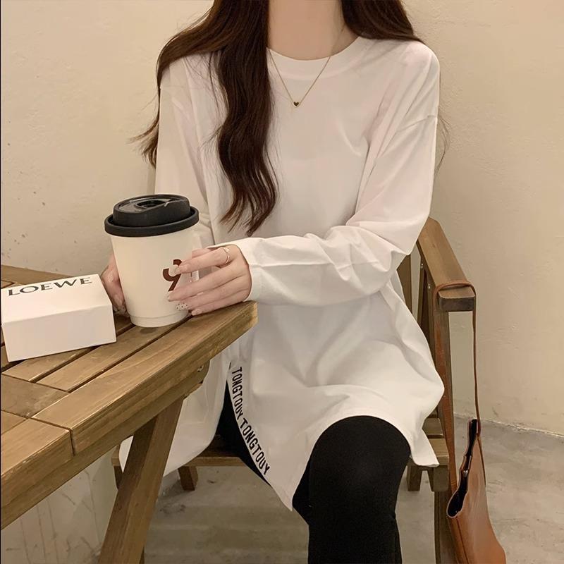 Белая футболка с длинными рукавами и разрезом для женщин на начало осени, новый стиль, средней длины, свободный топ с буквами, закрывающими кожу, в стиле вестерн, уникальный и шикарный