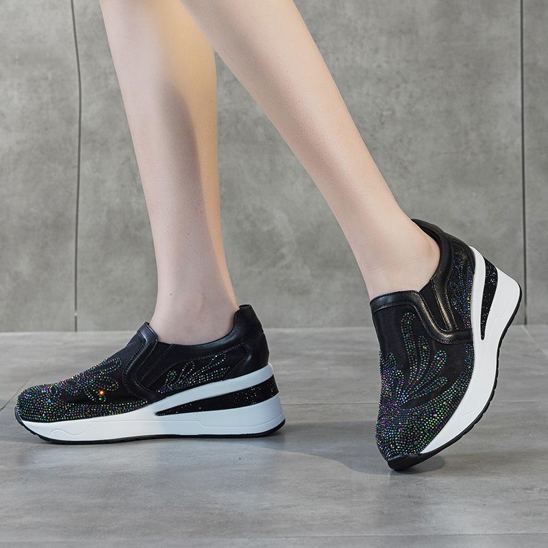 2025 новые вышитые туфли на танкетке, одинаковые туфли для женщин из сетки, дышащие, со стразами, на платформе-маффин, повседневные, модные, для торгового центра