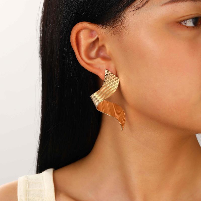 Ретро европейские и американские металлические серьги-гвоздики с холодными каффами для ушей - Простые, гладкие, высококлассная мода.