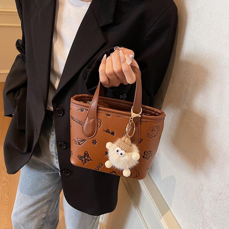 Популярная в этом году маленькая женская сумка 2025 новая модная универсальная сумка-мессенджер весенне-летняя портативная сумка-ведро