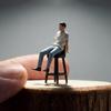 Миниатюрная фигурка сидящего человека из смолы, масштаб 1:64, ручная работа с детальной росписью, для домашнего декора и модельных витрин