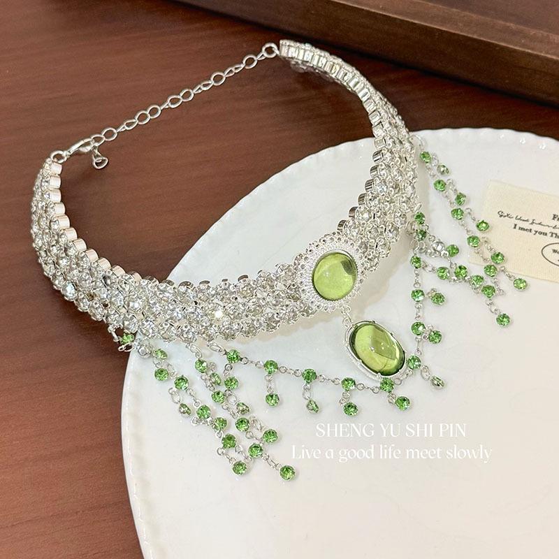 French-style retro court-inspired double-layered, sparkling crystal tassel necklace, a chic and unique choker for women, a versatile clavicle chain