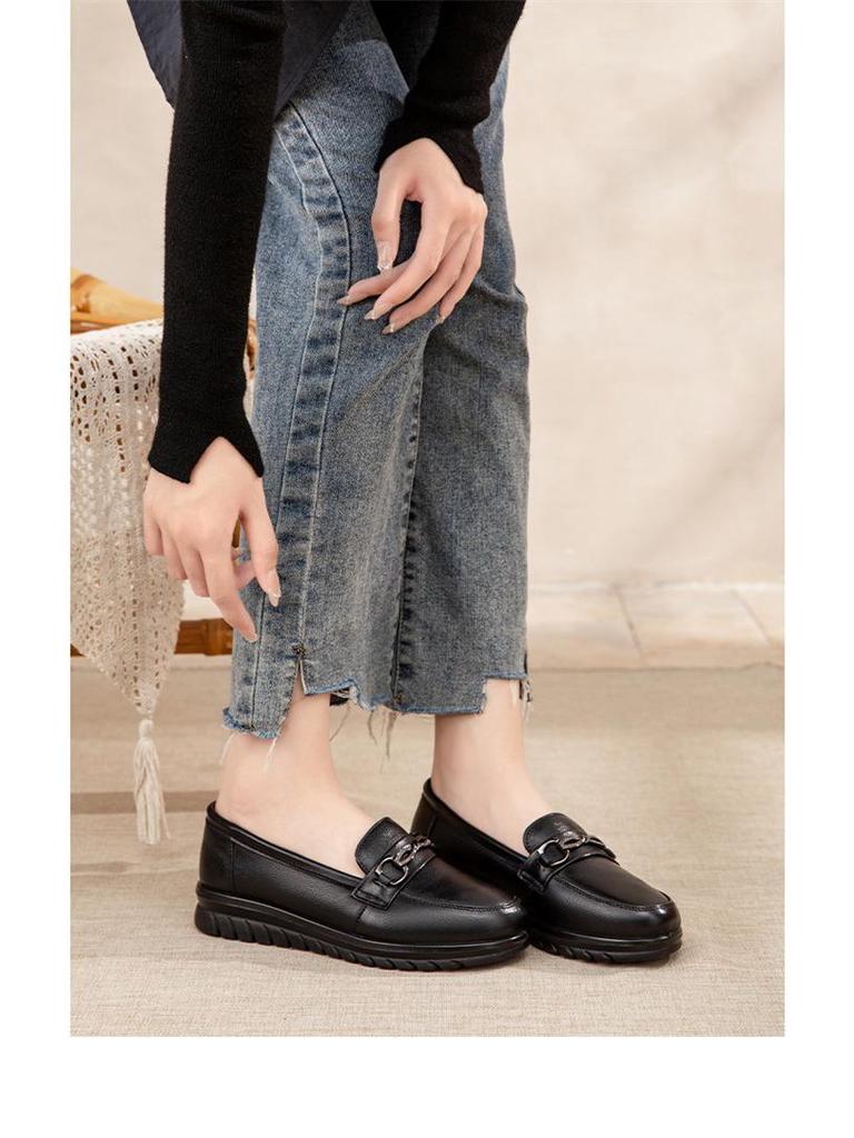 Женские слипоны из натуральной кожи с мягкой подошвой и противоскользящим покрытием, идеально подходящие для мам среднего или пожилого возраста.