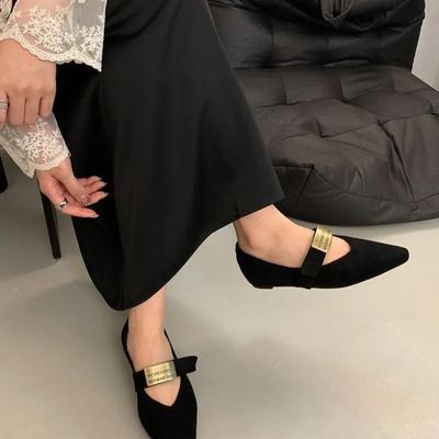 Распродажа женской обуви. Модные женские туфли на плоской подошве с металлическим украшением. Женские сексуальные туфли на плоской подошве с острым носком и низким каблуком.