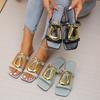 Модные женские тапочки Новые туфли с квадратным носком и открытым носком Сандалии с перемычкой для пальца и плоской металлической пряжкой Однотонные универсальные тапочки Шлепанцы Женские