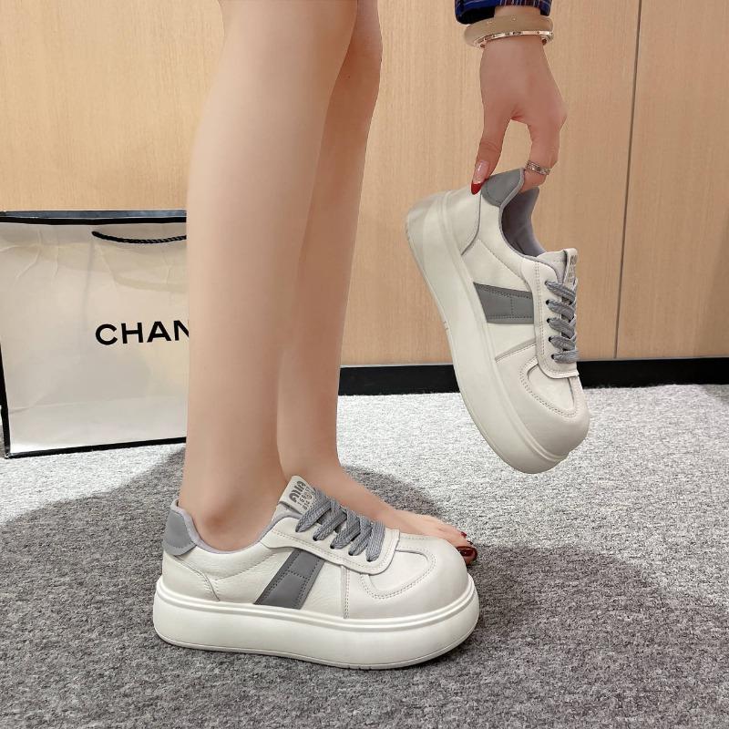 Белые кроссовки — универсальное весеннее сочетание для женщин с подошвой из губки и кроссовки на высокой подошве для невысокого роста