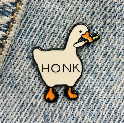 Новая эмалированная булавка с изображением гуся, забавных гусей, сигнал космического пространства, металлическая булавка, подарок на день рождения, 1 шт.