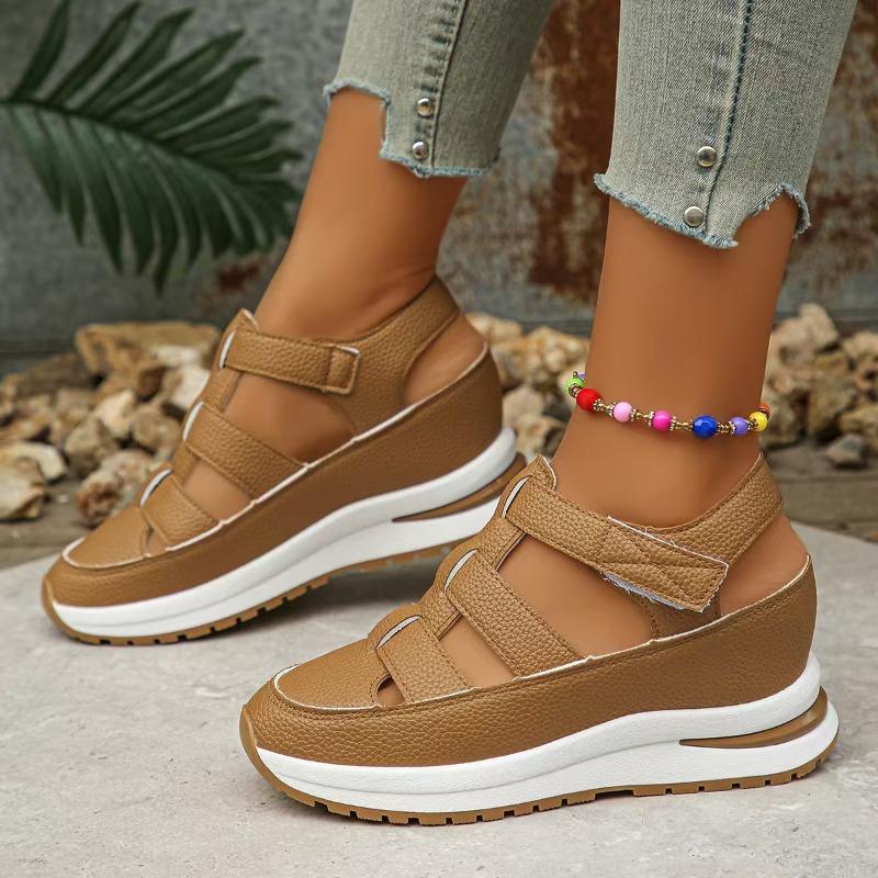 Летние босоножки на танкетке, перфорированные и дышащие женские туфли на толстой подошве с липучками