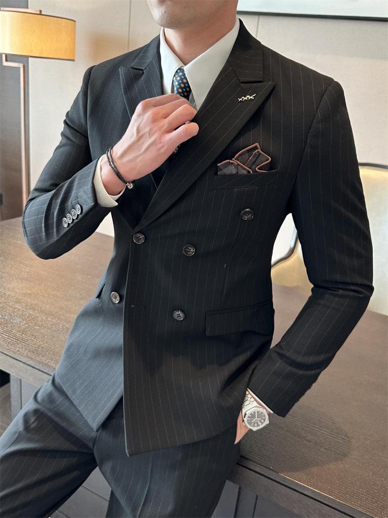 Мужской полосатый двубортный приталенный костюм в стиле business casual