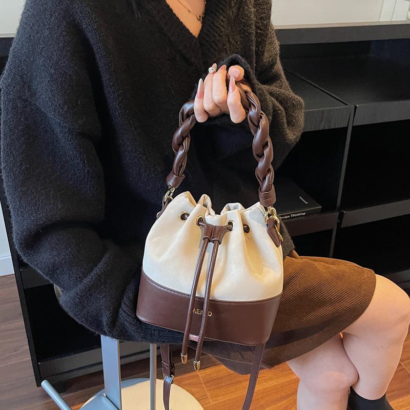 Выходная сумка женская 2025 новая осень и зима нишевая легкая роскошь для поездок на работу сумка на плечо кроссбоди сумка-ведро