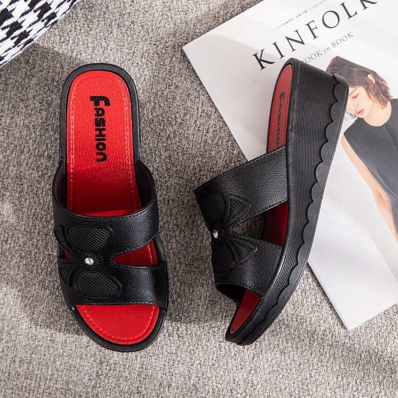 Тапочки «клевер» для мам среднего возраста, быстросохнущие нишевые босоножки на наклонном каблуке, высококачественные сандалии с толстой подошвой