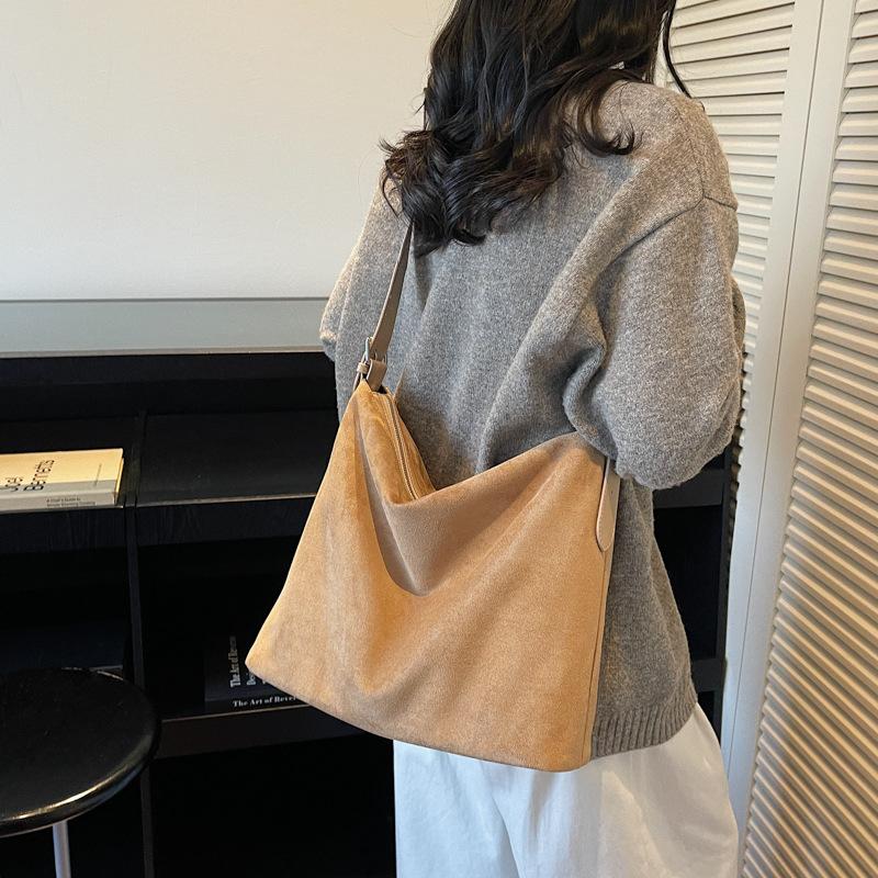 Замшевая сумка женская большой вместимости 2025 новая осенне-зимняя ретро сумка через плечо, сумка-мессенджер, сумка-тоут для通勤, сумка-ведро