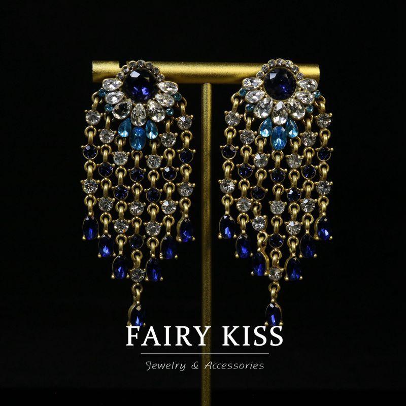 A French Retro, Exquisite and Elegant Set with Long Tassels studded with Diamonds, Featuring a Unique Design Artistic