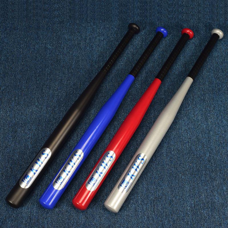 Бейсбольные биты из легированной стали. Студенты тренируются с бейсбольными битами.