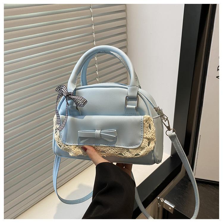 Простая темпераментная ручная маленькая квадратная сумка 2025 новая корейская версия высококлассная в иностранном стиле сумка на плечо модная универсальная сумка-мессенджер