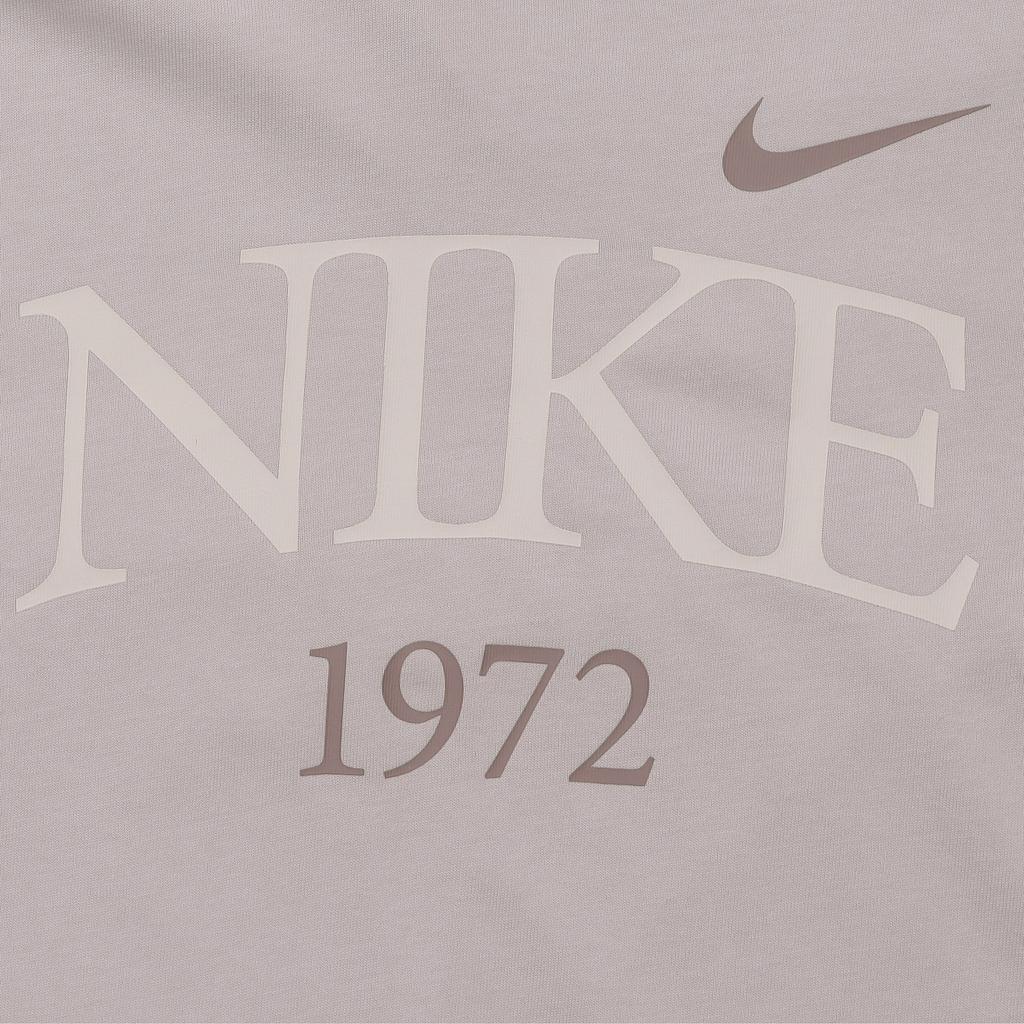 Nike Спортивная одежда Классическая буквенно-цифровая футболка с коротким рукавом с круглым вырезом и заниженными плечами Женские топы Серый Фиолетовый FQ6601-019