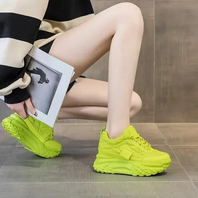 2024 Модные женские повседневные кроссовки из натуральной кожи высотой 7 см на платформе и танкетке, весна-осень, серебристые, нескользящие, со скрытым каблуком