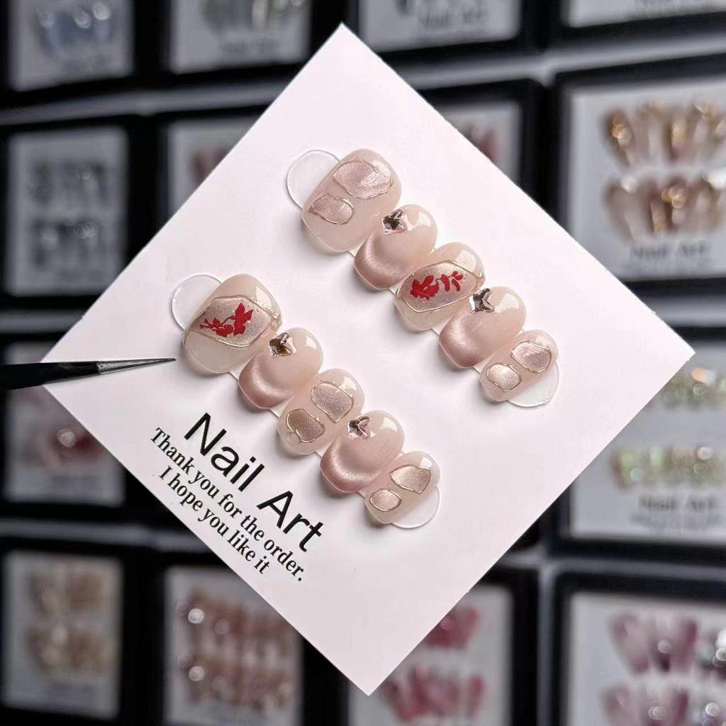 Ногти в виде опавших цветов: Чистый нейл-арт ручной работы с золотыми шелковыми листьями и эффектом кошачьего глаза для более белых и длинных рук