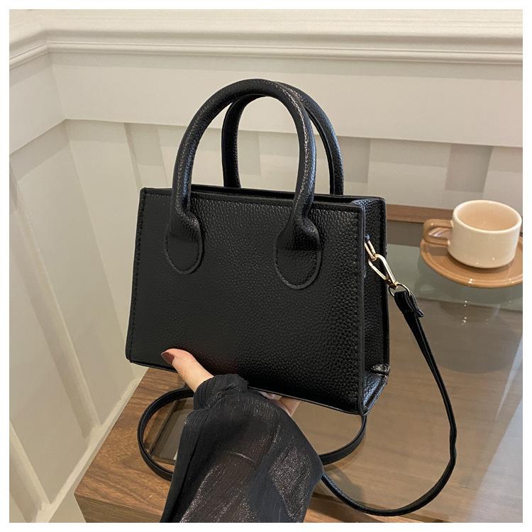 2024 повседневная однотонная модная текстура линии, новая модная дорожная сумка большой вместимости, новая портативная сумка через плечо, маленькая квадратная сумка