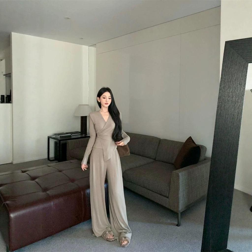 Women's V-neck Slimming Long-Sleeve Top & Wide-Leg Pants Set for Autumn