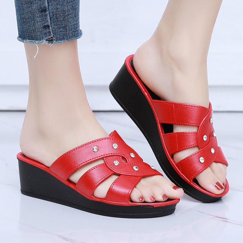 Закажите на размер больше женские тапочки на высоком каблуке летняя верхняя одежда толстая подошва домашние нескользящие тапочки летняя обувь для мам мягкие подошвы классные сандалии со стразами