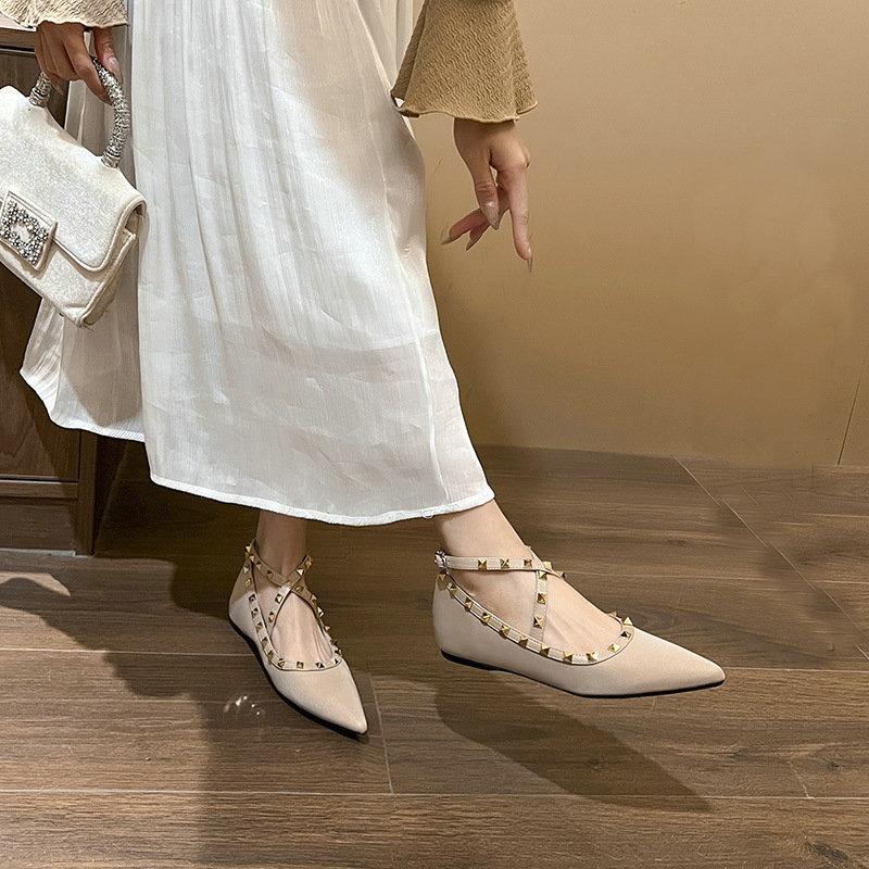 Модные женские туфли на плоской подошве 2025 Новая весенне-осенняя модель Остроносые С перекрестными ремешками и заклепками Женские туфли больших размеров