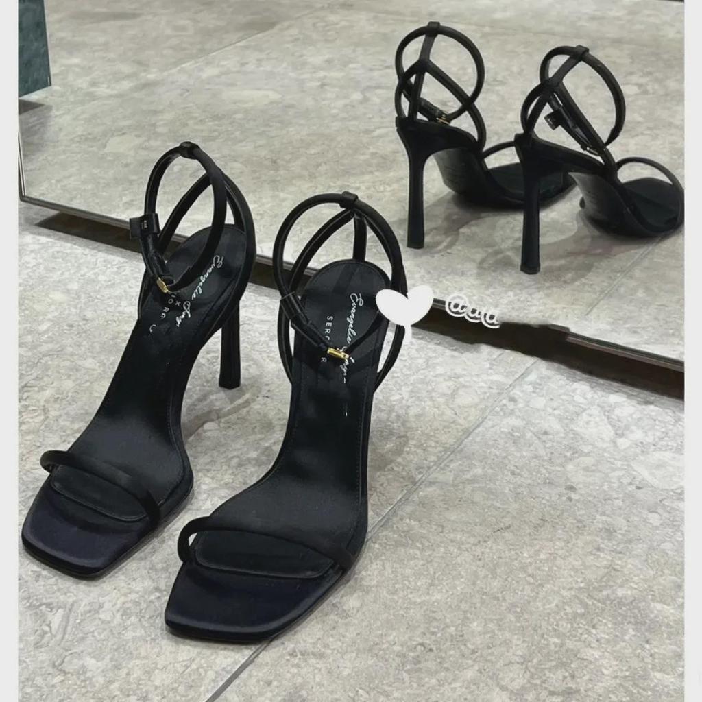 Летние босоножки с открытым носком и квадратной шпилькой 2023 года — элегантный женский дизайн с одним ремешком.