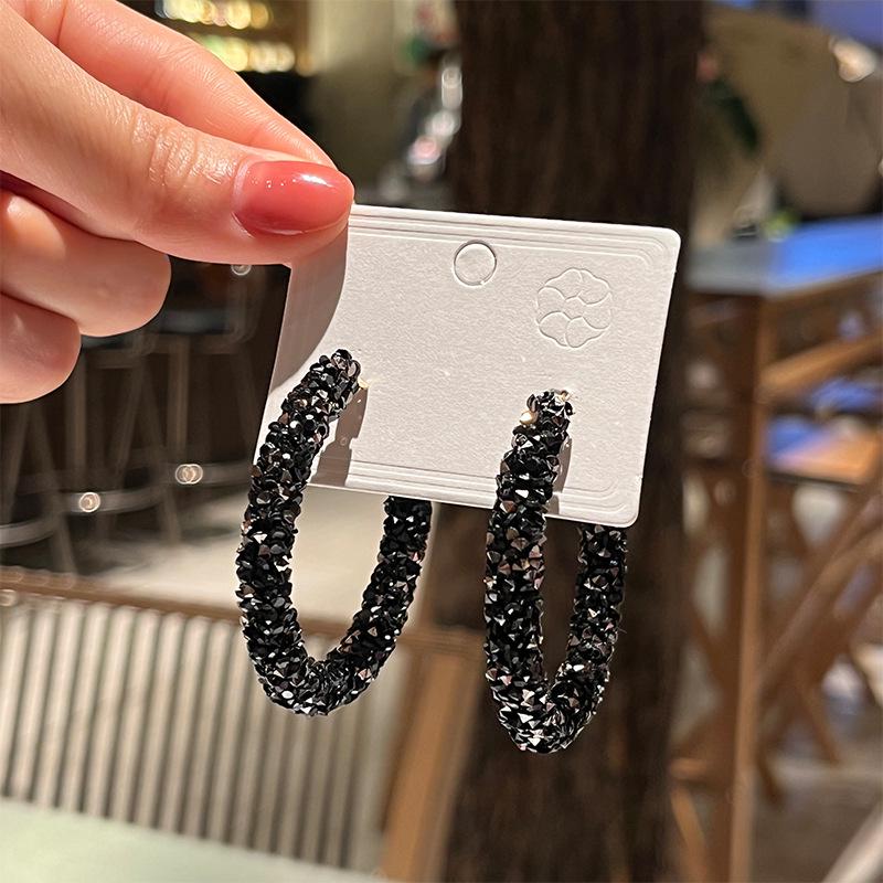 Крупные круглые серьги с бриллиантами в преувеличенном стиле – новый стиль и мода, элитные серьги, трендовые среди интернет-знаменитостей.