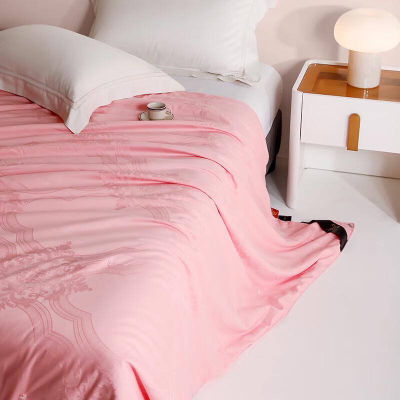 All-Season 100% Mulberry Silk Quilt with Jacquard Cover