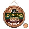 [R2125] - Wooden Plaque 'Tonneau' (Brasserie Les 3 Mousses'quetaires - One for All - All for a Beer! ) - 30 Cm