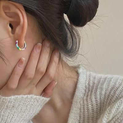 Серьги-гвоздики с геометрическим узором Color-Splice из коллекции осень/зима 2022 г. — серебряная игла S925 пробы, гонконгский стиль 