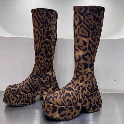 Модные женские леопардовые сапоги на платформе до колена, замшевые туфли с квадратным носком, зимние новые дизайнерские сапоги на высоком каблуке челси, готические ботинки