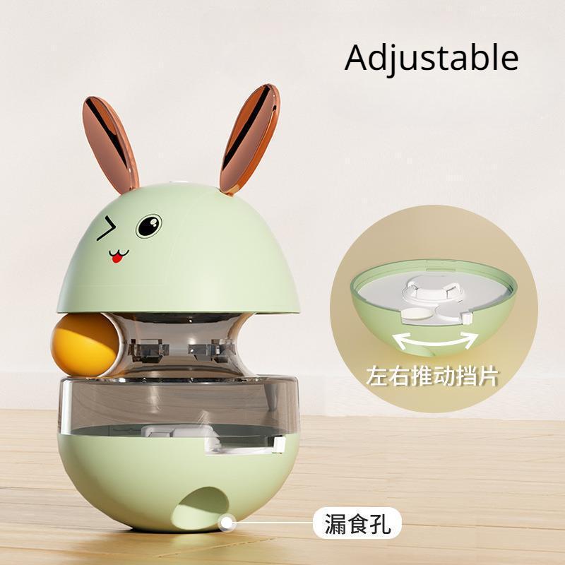 Милый неваляшка, который бросает кошачью еду, чтобы поиграть с кошками