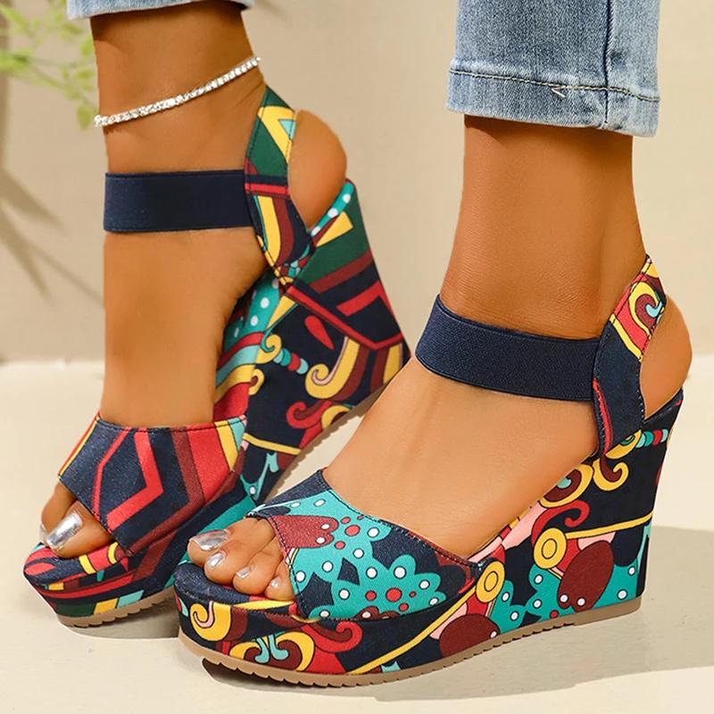 Модные разноцветные сандалии на экстремально высоком каблуке, женские сандалии на танкетке в этническом стиле с открытым носком, женские новые сандалии на массивной платформе с ремешком сзади